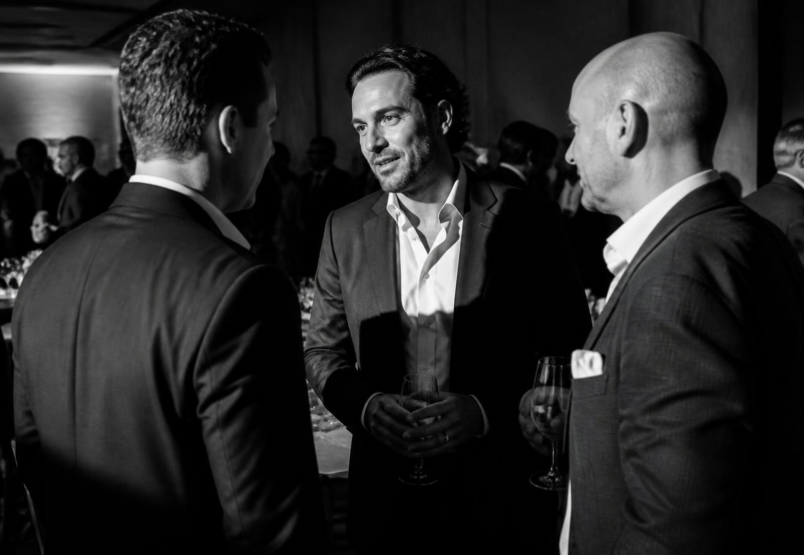 Fundadores conversando en un evento de la comunidad